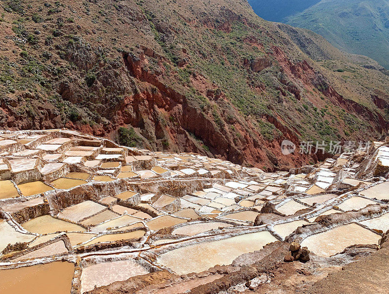 秘鲁盐矿Salineras de Maras令人惊叹的景观。